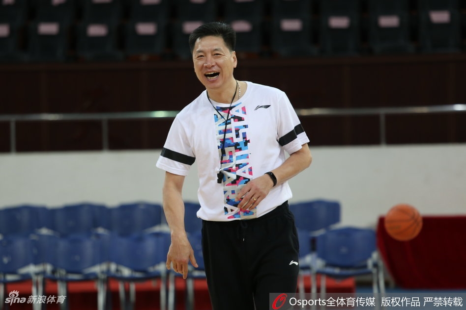 训练结束后,李春江亲自为队员进行技术示范,纠正动作细节。场边的篮球静静摆放,仿佛也在聆听这位冠军教头的战术教诲,见证着广厦队向更高舞台迈进的每一步。