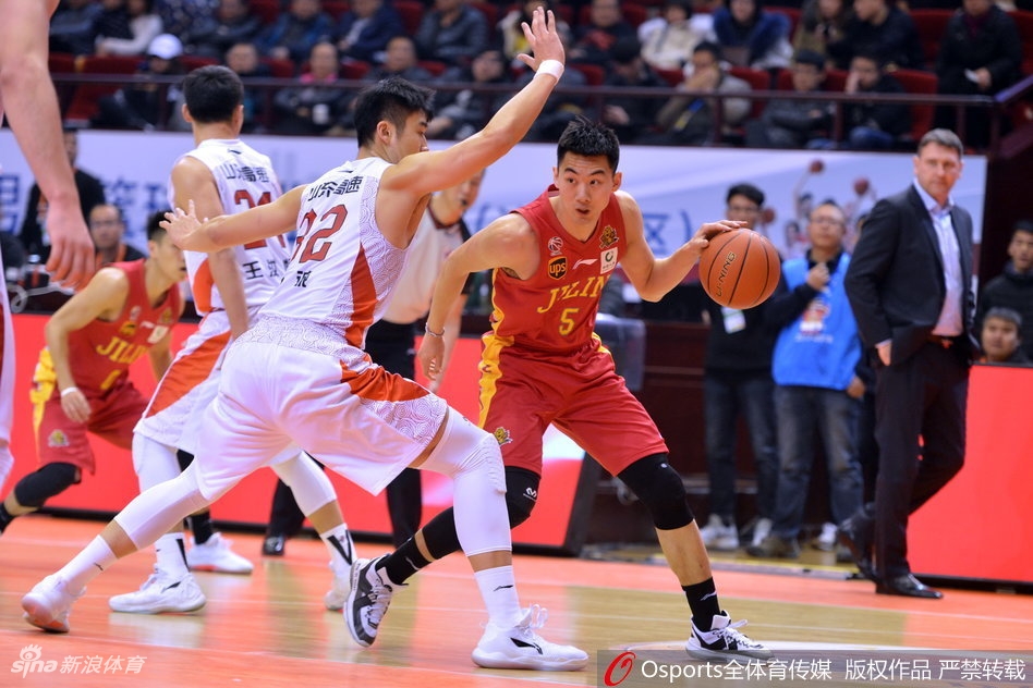 比赛结束后，丁彦雨航与队友劳森击掌相庆，这场来之不易的逆转胜利让整个山东队的士气达到了顶点。