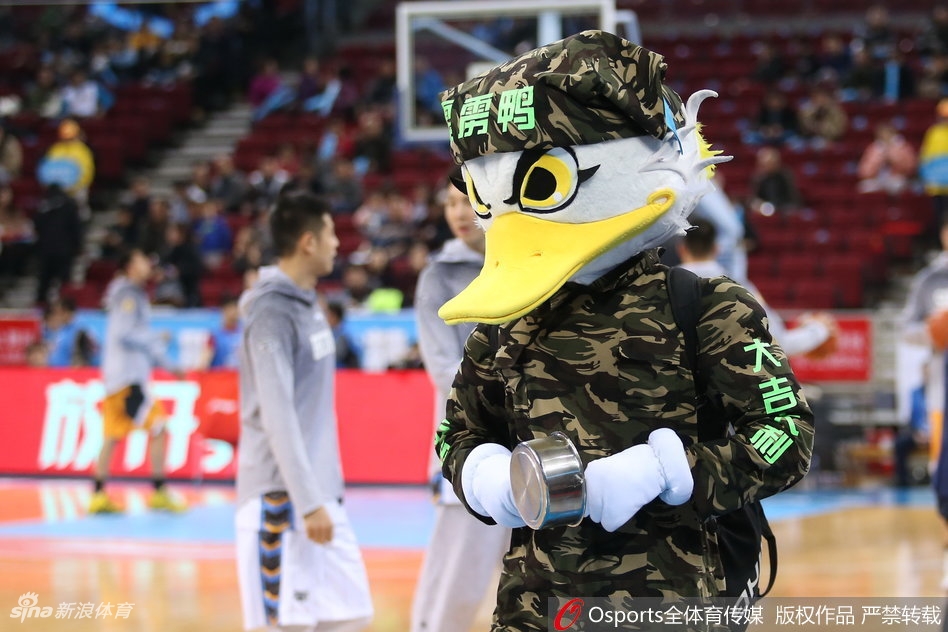 面对看台上热情呐喊的小球迷，霹雳鸭半蹲下身子，用巨大的手掌比出胜利的手势，脑袋微微歪斜，仿佛在和孩子进行一场只有他们才懂的秘密交流。