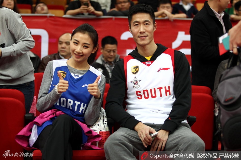 陈露在场边尽显母爱光辉，她温柔地将朱芳雨的儿子抱在怀中，一边照顾孩子一边关注着场上的比赛，画面温馨而自然。