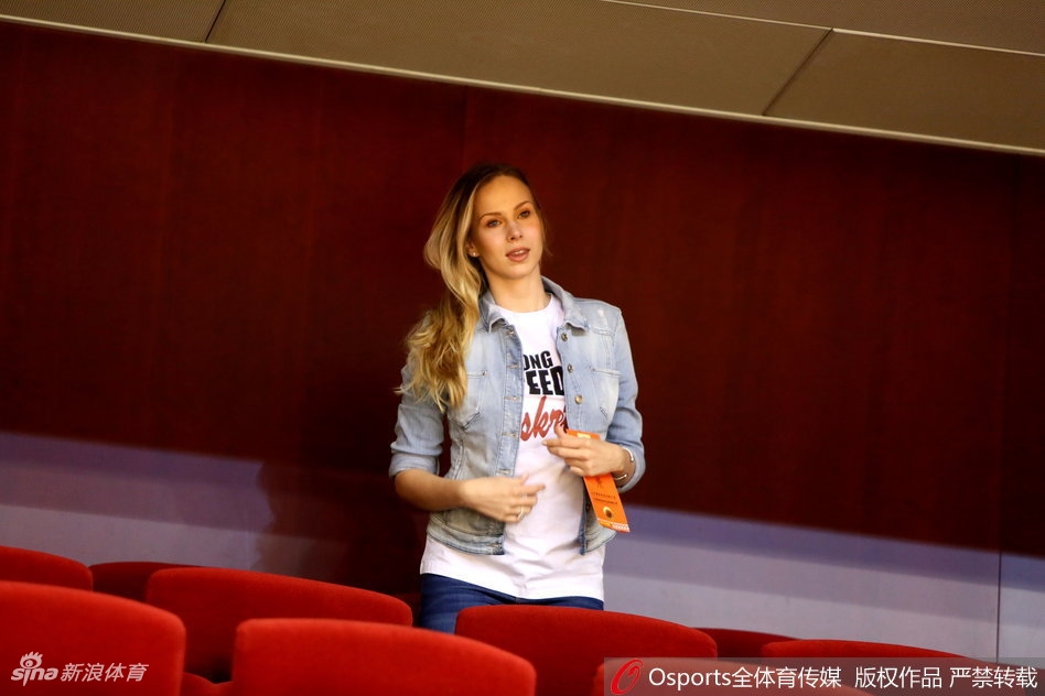 宝莲娜安静地坐在观众席上，五官深邃立体，即使在人声鼎沸的球馆中，也难掩那份优雅沉静的独特气质。