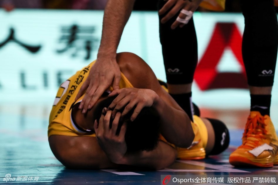 场上局势一触即发，北控替补席全员起身，多名球员和工作人员情绪激动地围在技术台前，向裁判组施加压力。