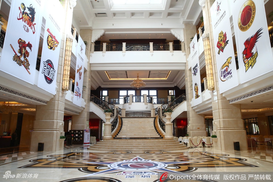 走廊深处，柔和的壁灯映照着红毯，一名球员的身影即将转角进入宴会厅，准备参加全明星圆桌采访。