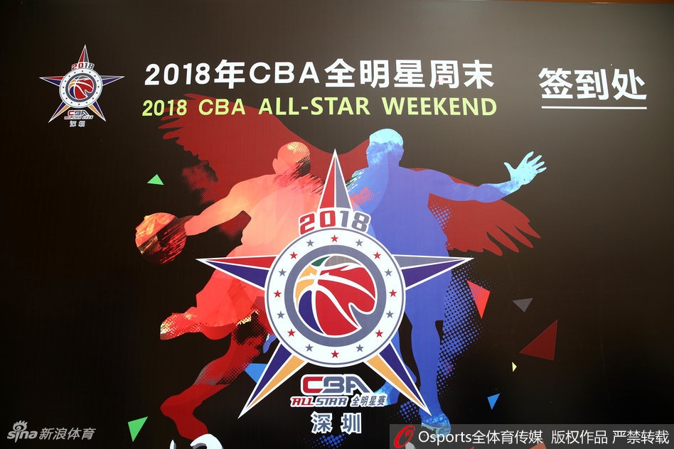 会议室内灯火辉煌，巨大的投影幕布前，教练员正在进行最后的战术布置，窗外是璀璨的城市夜景。