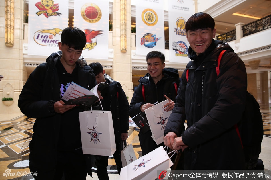 清華大學男籃將士們身著統一的隊服，精神抖擻地推著行李車步入酒店大廳，青春的活力與大賽前的沉穩在他們臉上交織。