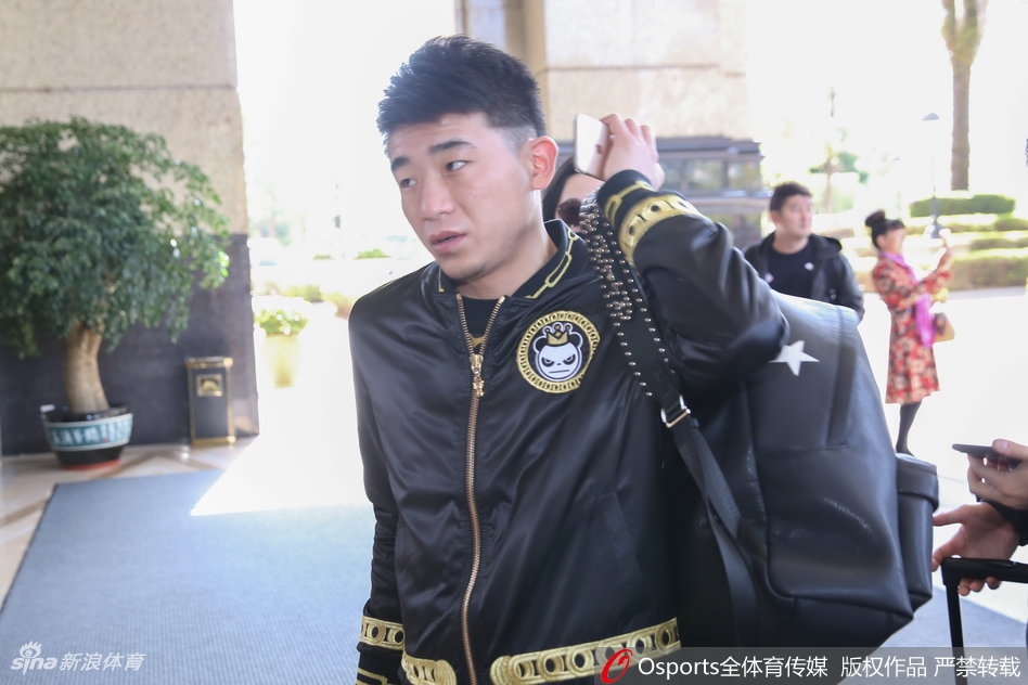 酒店走廊上，一名身材高大的球員正在隊友的幫助下，調整身上筆挺的西裝，準備出席稍後的全明星官方活動，舉手投足間已初具職業風範。