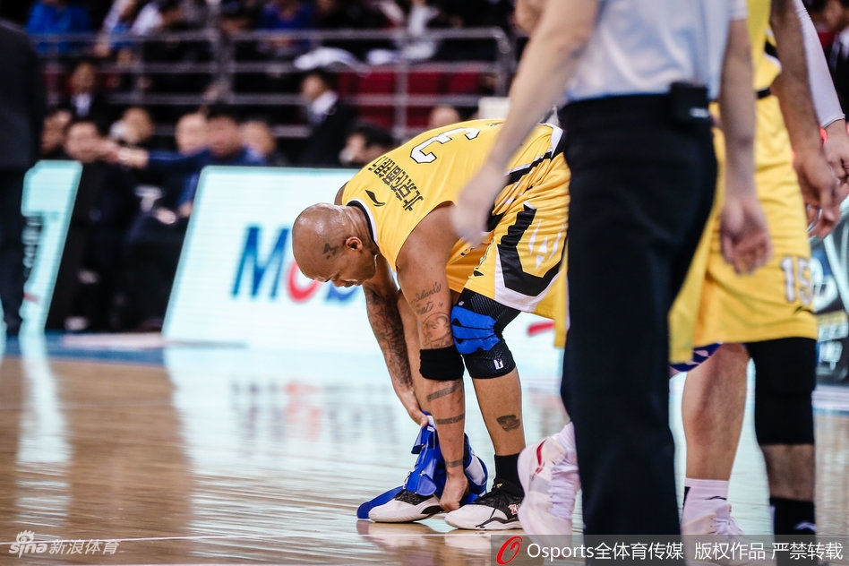 错失胜利后，马布里双手撑膝大口喘着粗气，汗水沿着脸颊滑落，眼神复杂地望向计分板，不甘与坦然在这位老将的脸上交织。