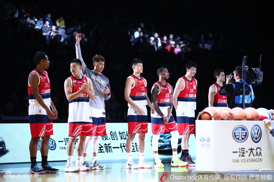 深圳大运中心灯光璀璨，球迷热情高涨，目光齐聚赛场中央，静待三分大赛的王者诞生。