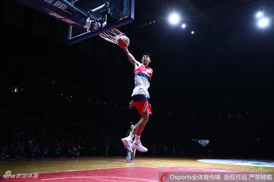 冷振铎第一扣时,队友将球打在篮板侧沿,他空中接球后转体双手背扣,动作舒展如飞燕
