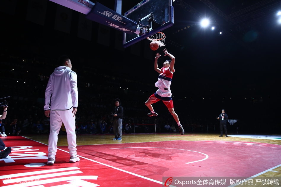 张健豪在预赛中飞跃三人,身体在空中完全舒展,完成反向背扣的瞬间