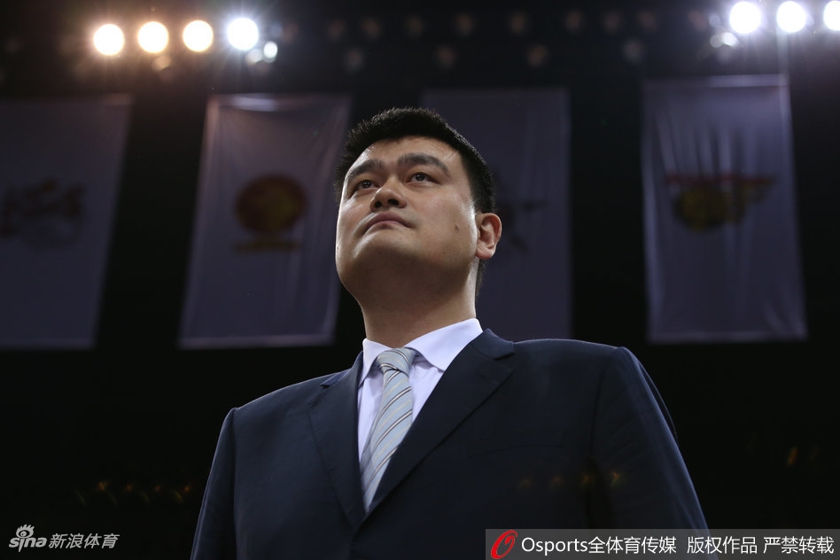 嘻哈歌手GAI在开幕式上激情献唱《火锅底料》，动感的节奏和潮流的说唱瞬间点燃全场，为CBA全明星注入了最年轻的时尚活力。