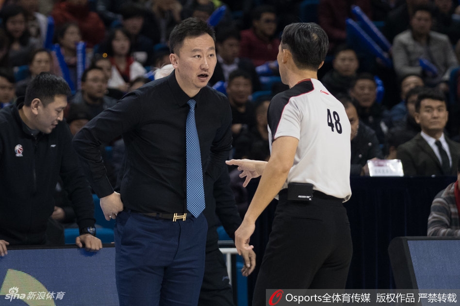 帕戈在高速运球推进中，眼神如鹰隼般锐利，他在浙江队三人围堵的缝隙中寻找传球或得分的致命机会