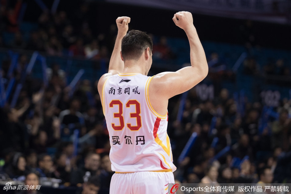 巴赫拉米犹如一把锋利的尖刀，持球强行突破浙江队两人的包夹防守，眼神中透露出不可动摇的坚定与杀气