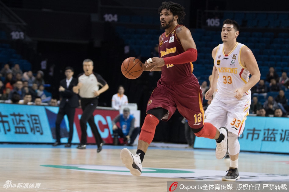 郭一飞底角三分线外手起刀落，篮球划过一道完美的弧线直钻网窝，他振臂高呼与队友激情庆祝