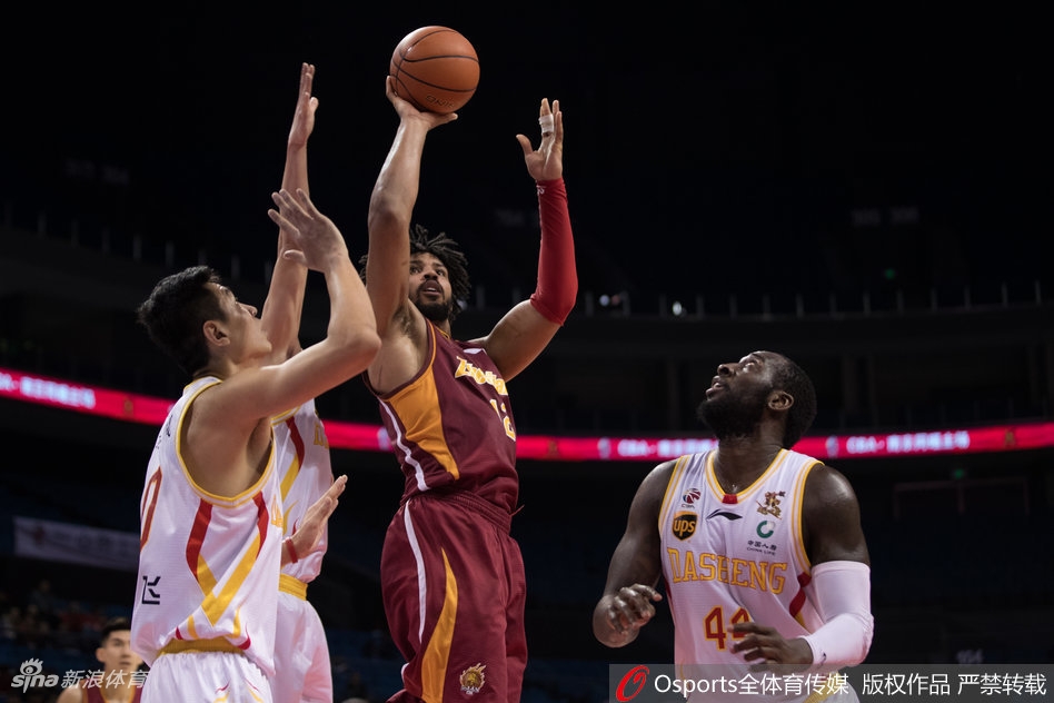 冯欣运球穿越半场时，面对浙江队防守悍将的贴身紧逼，他从容不迫地护住球，用节奏变化撕裂对方防线