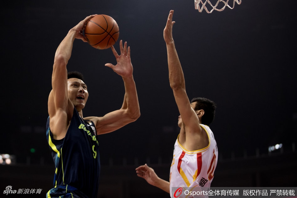 周鹏稳稳命中底角三分后,紧握双拳,怒吼着与回防的队友击掌,队长风范尽显无疑。