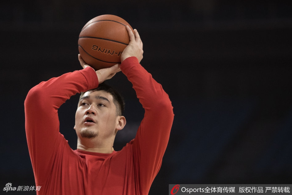 一名队员在空旷的球馆独自加练三分球，球馆上方的五星红旗格外醒目，象征着为荣誉而战的信念。