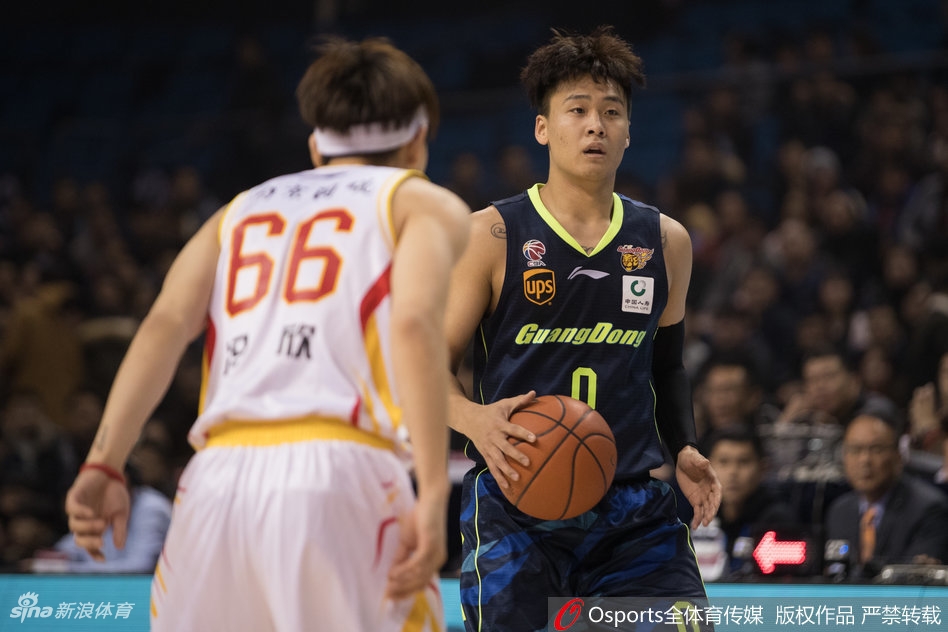 易建联在希克森的严密防守下,依然高举高打,指尖轻柔地将球送入篮筐,眼神中满是坚定与杀气。