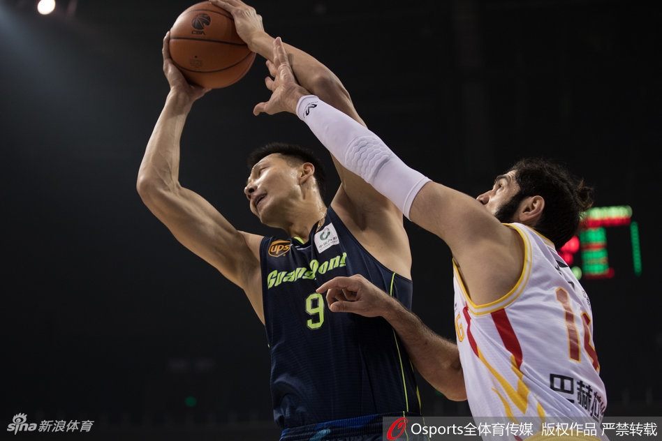 希克森在广东多人合围下,凭借强壮的身体强行挤出空间,将球狠狠砸进篮筐,宣泄着不可阻挡的怒火。
