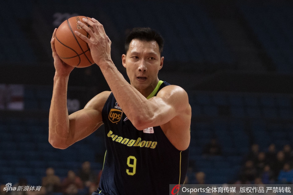 赵睿犹如一道白色闪电,持球一条龙飞速穿越半场,面对补防球员毫不畏惧,眼神专注地寻找着最佳的传球线路。