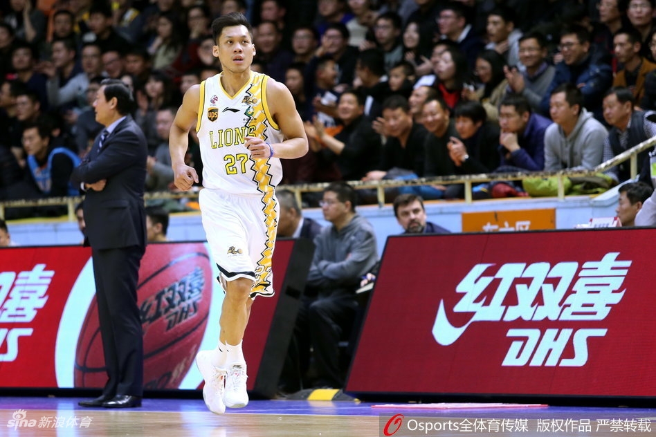 新疆队西热力江目光如炬，紧紧跟防广厦队的进攻球员，他的双手不断干扰着对手的运球路线，展现了铁血防守本色。