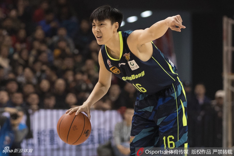 尼克尔森高高跃起,如同展翅的雄鹰,以一记势大力沉的单手劈扣终结进攻,引爆了广东队的替补席。