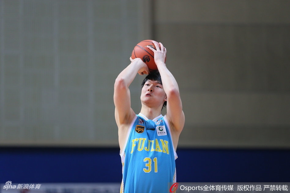 卢伟关键时刻手起刀落命中三分，握拳怒吼与队友撞胸庆祝，这位老将用大心脏表现为球队锁定胜局