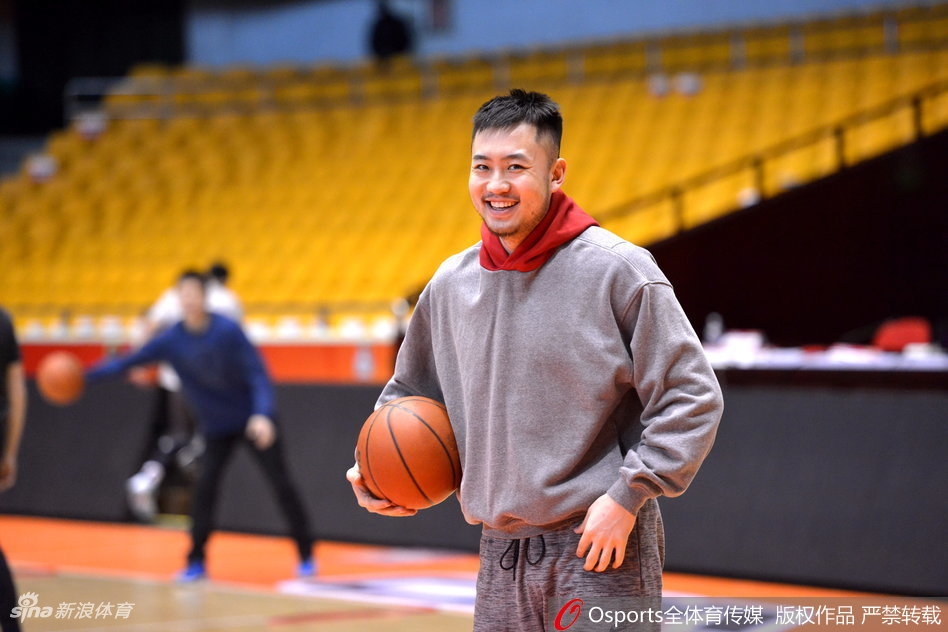 训练场上丁彦雨航眼神专注，正在进行运球急停跳投练习，汗水浸湿了他的训练服，展现了MVP级别球员的敬业态度。