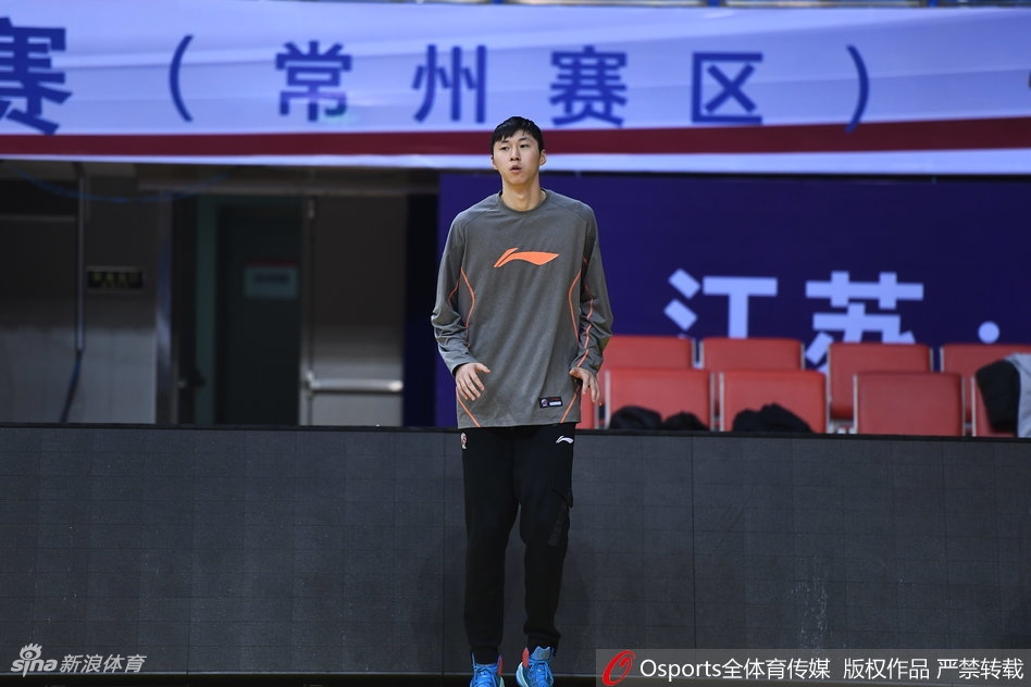 阿的江指导将队员聚拢在身边,他一边比划着战术手势,一边神情严肃地进行面授机宜,团队凝聚力的气息扑面而来。