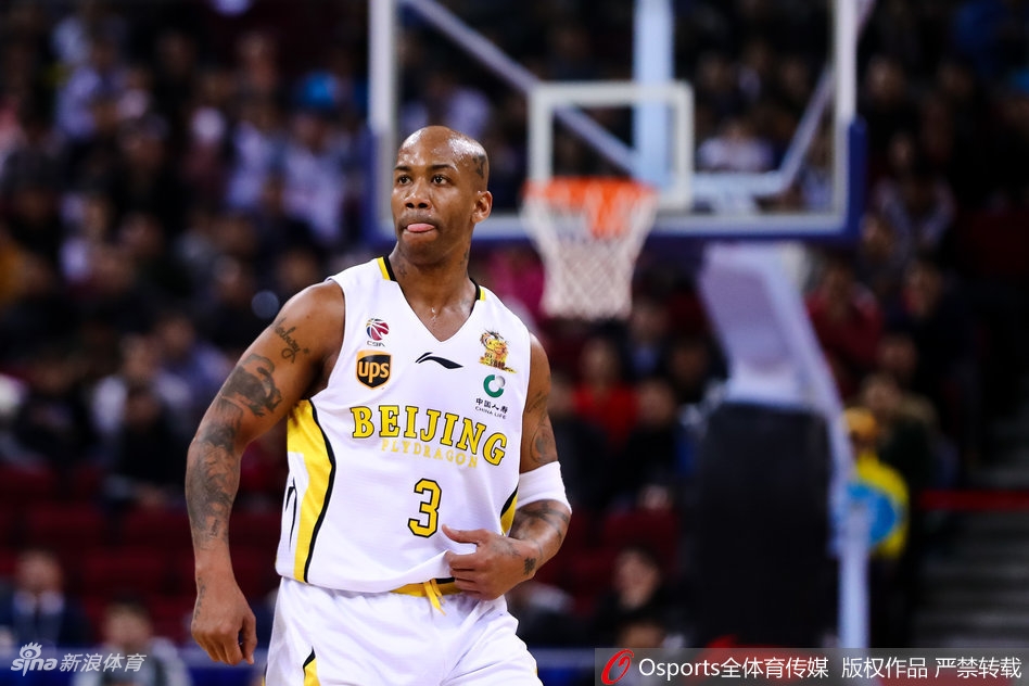 兰多夫在内线高高跃起，面对辽宁队的多人围堵强行上篮，展现出“白魔兽”的强悍斗志，即使胜负已定，他依然为北控的尊严拼尽最后一颗子弹。