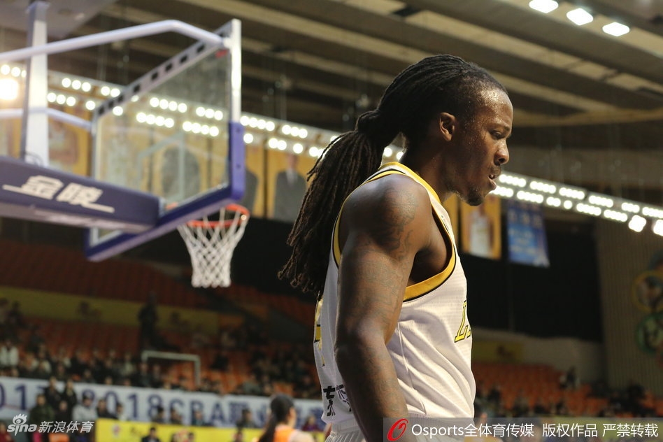 胡金秋高高跃起，像展翅的雄鹰般将篮板球稳稳收入囊中，脸上写满了年轻领袖的坚毅与对胜利的无限渴望。