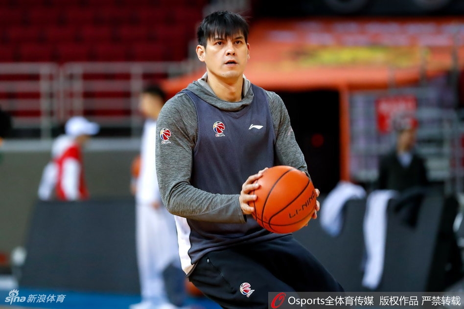 训练间歇,阿拉基与主教练丁伟在场边进行沟通,认真聆听战术布置