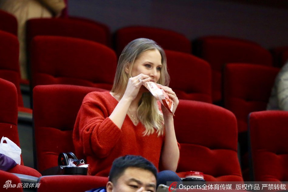 中场休息时,莫泰妻子安静地坐在座位上,侧颜轮廓精致如画。面对球迷偶遇的合影要求,她总是展现出亲切的微笑,毫无名模架子,温柔似邻家姐姐。