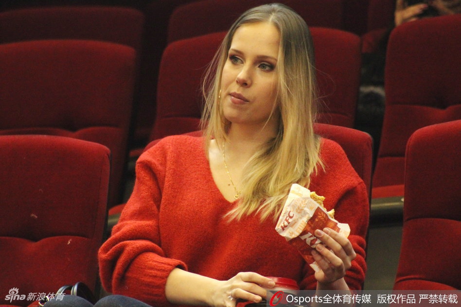 赛场灯光如昼,莫泰妻子用手轻掩朱唇,眉宇间流露出对夫君每一次攻防的牵挂,那份略带紧张的关切之情,比任何妆容都更加动人。