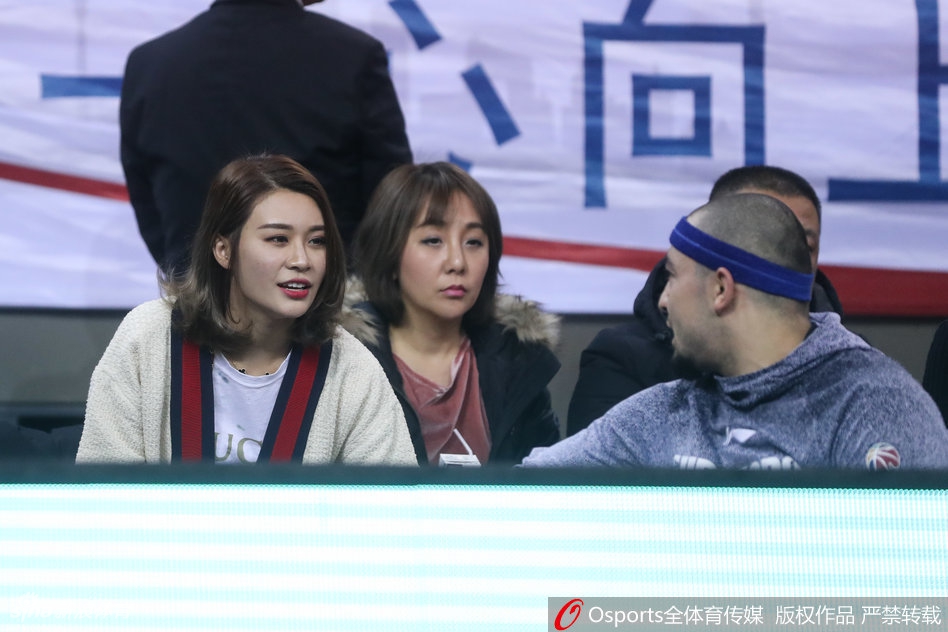 比赛中李根持球背身单打,肌肉线条分明,眼神坚毅,身后的北控防守球员面露难色,看台上的妻子似乎也屏住了呼吸。