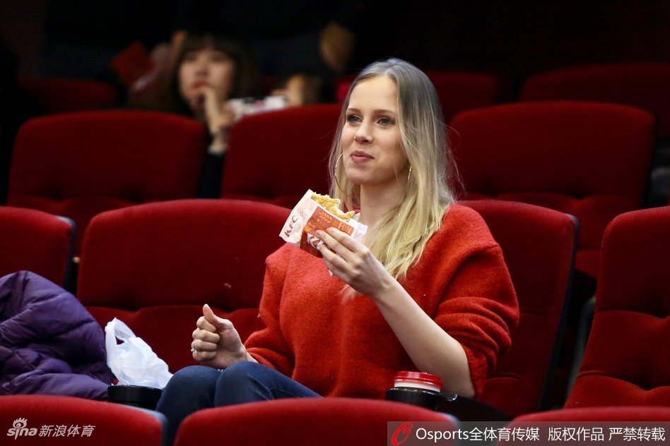 莫泰爱妻身着一袭简约便装端坐于看台,温婉浅笑,眼神紧紧追随着赛场上丈夫的身影,那份专注与深情,仿佛让周遭的喧嚣都安静了下来。