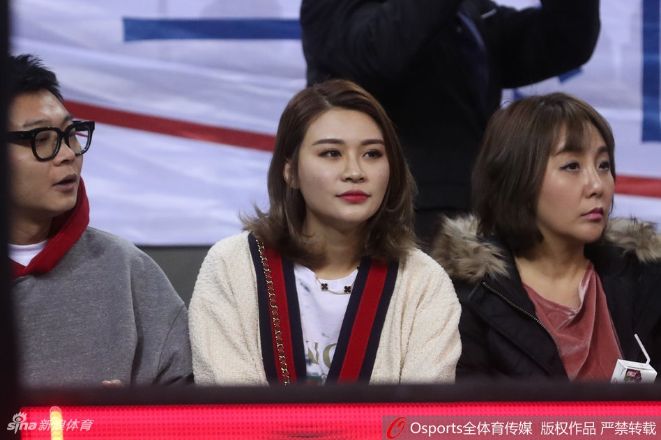 比赛结束后,李根抬头望向家属看台的方向,刚毅的脸上露出一丝微笑,举起手臂轻轻挥手,那是只留给家人的专属温柔。