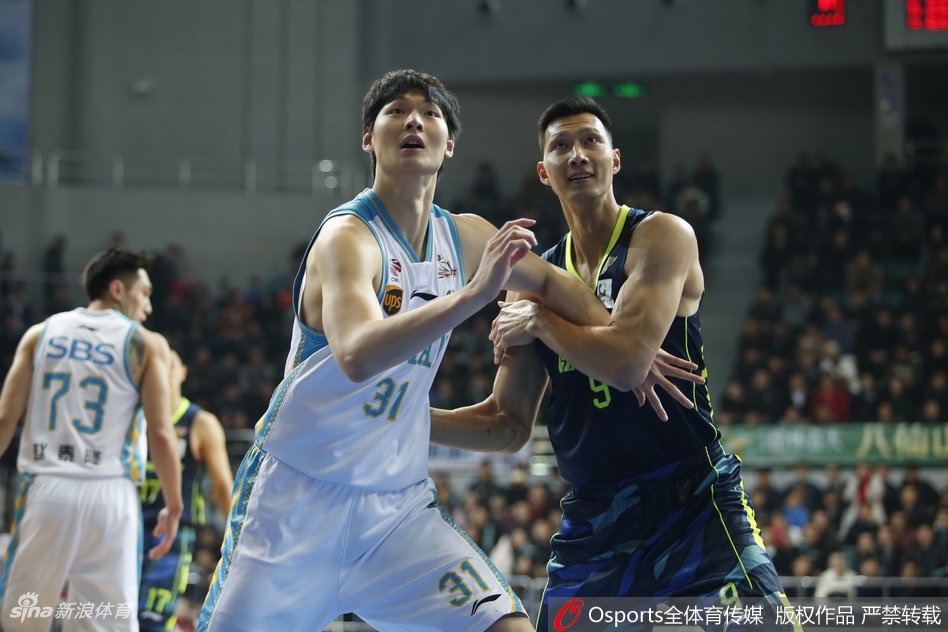 福建当家球星王哲林篮下背身单打，利用梦幻脚步晃开防守后，柔和的手感将球送入篮筐