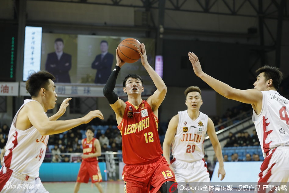 吉林队年轻后卫在面对深圳队高压防守时，犹如一道闪电般持球强行突破，眼神中充满了不屈的斗志。