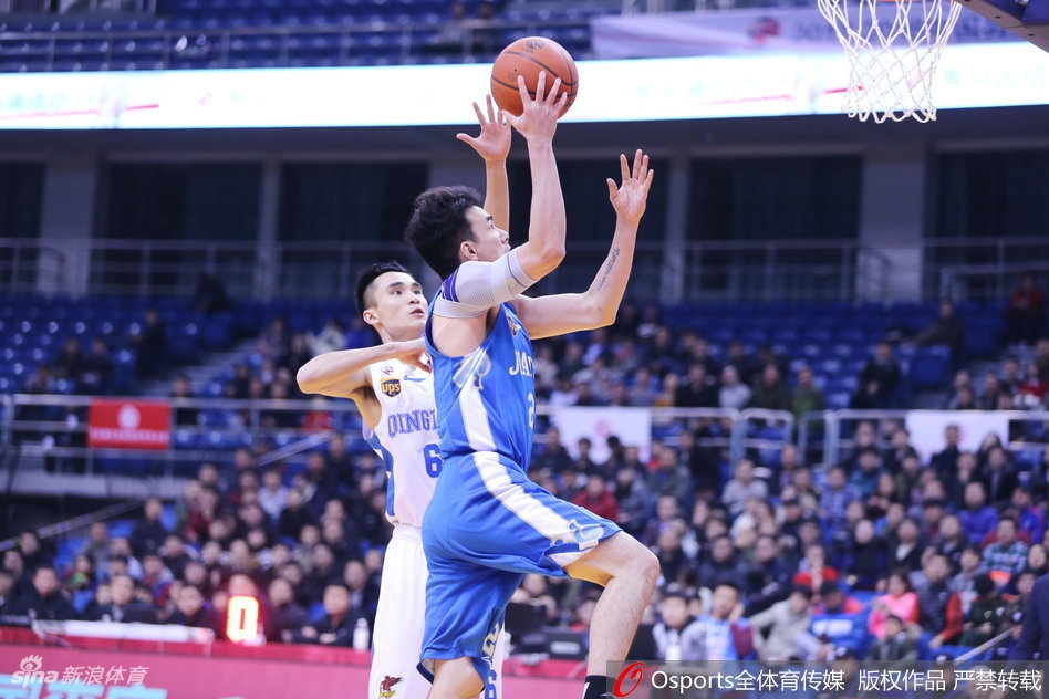 史鸿飞快速运球推进反击，侯逸凡在前场伸手要球蓄势待发