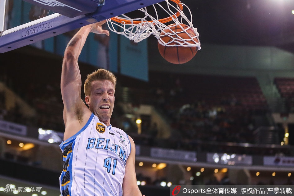浙江队威姆斯面对三人包夹强行上篮,身体在空中完全舒展,如同拉满的弓弦,充满了悲壮的个人英雄主义色彩。