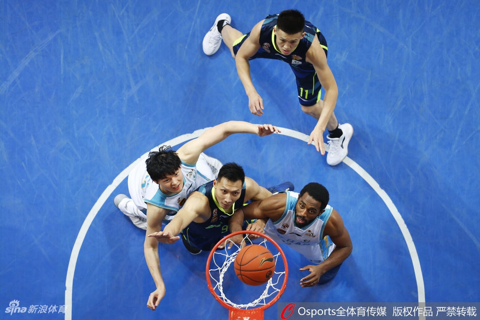 北京首钢的球员们围成一圈,翟晓川挥舞着手臂激情演讲,每个人的眼神都坚定如铁,团队的力量在这一刻凝聚成光。