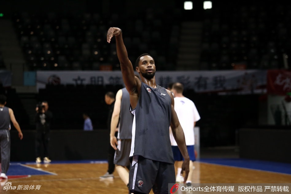 范子铭完成一组训练后，双手持绳，低头沉思，仿佛在回味刚才的动作，又或在憧憬即将到来的季后赛对决。