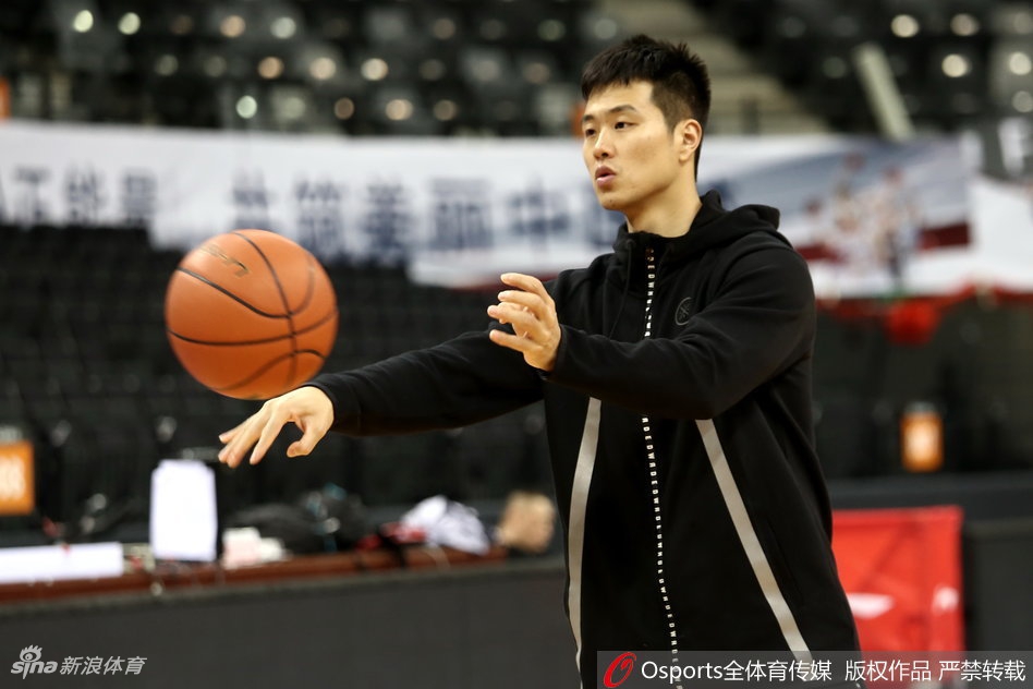 核心球员顾全在助教的防守干扰下进行三分球投篮练习，皮球在空中划出一道完美的弧线，他的眼神紧紧跟随，仿佛已瞄准了季后赛的靶心。