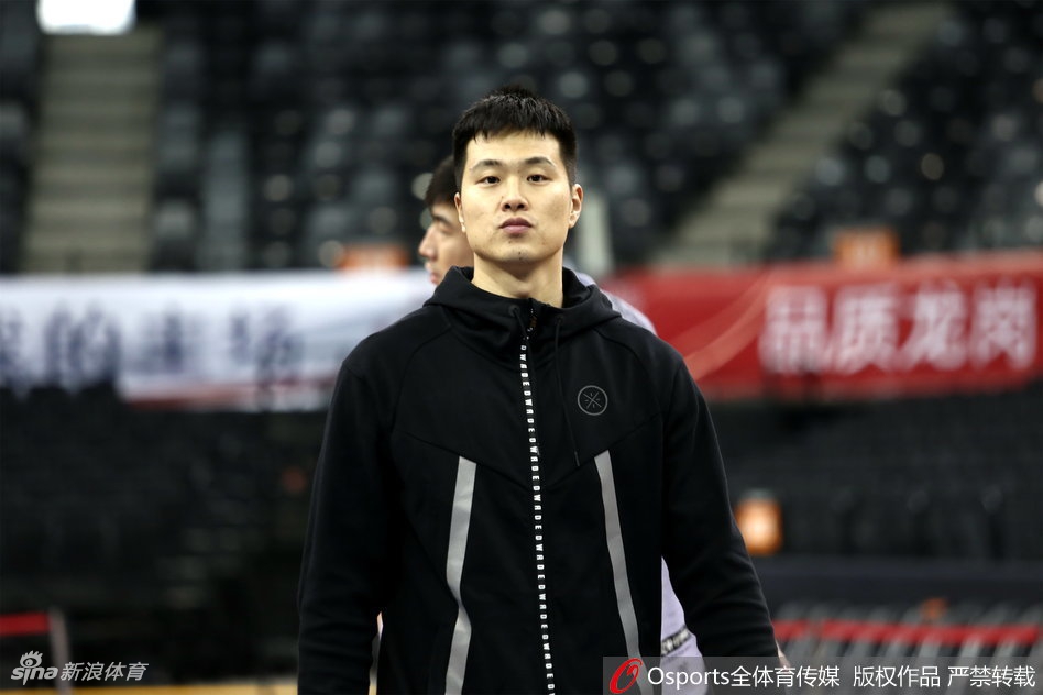 大外援萨林杰在低位背身要球，面对防守悍将李慕豪的强硬顶防，他用力卡住位置，准备用他标志性的强壮身体和细腻技术在禁区打开局面。