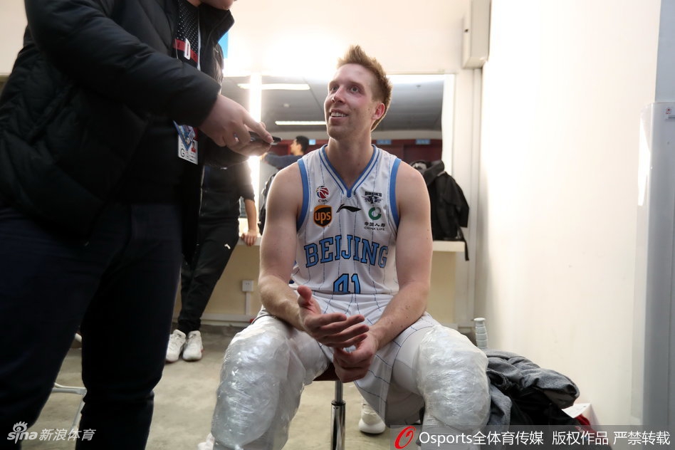 更衣室的角落里，外援杰克逊与汉密尔顿击掌相庆，这对内外线搭档用默契的配合诠释了何为团队篮球，脸上的笑容如同冬日里的暖阳。