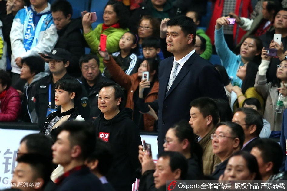 张云松教练被激动的队员们团团围住，香槟的泡沫喷洒在空中，他的脸上洋溢着幸福而骄傲的笑容，这一刻的狂欢属于整个北京首钢女篮的大家庭。