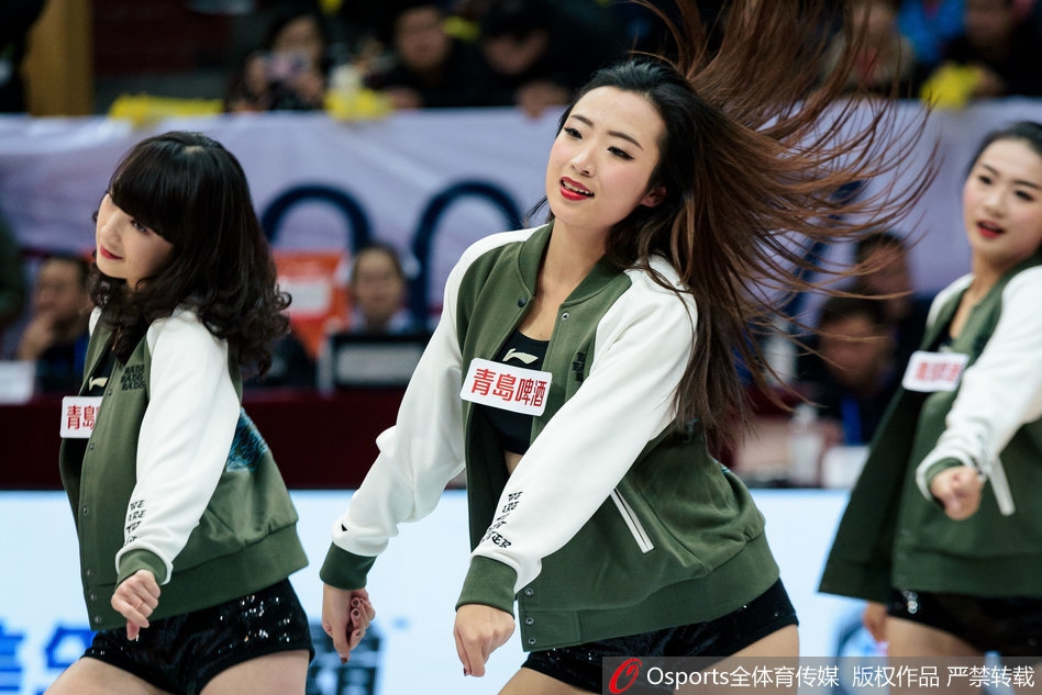 镜头拉近,一位领舞的篮球宝贝正随着动感音乐尽情舞动,她手中的彩球划出优美弧线,专注而自信的神情彰显着职业拉拉队员的魅力。