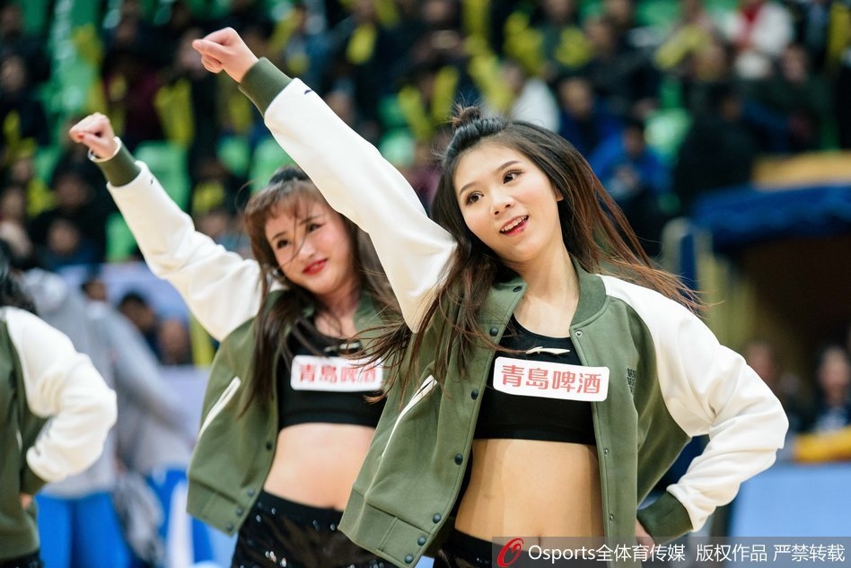 在比赛暂停间隙,三位篮球宝贝摆出充满活力的造型,她们的笑容极具感染力,仿佛在告诉紧张的球迷们,放松心态,享受比赛。