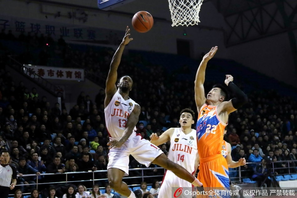 终场哨响，吉林队员神情落寞地走向场边，上海队员则相互击掌庆祝这场来之不易的胜利